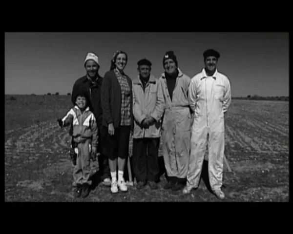 Gente de fuera BDrip MP4 Castellano